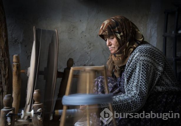 Kumaşa 120 yıllık tezgahta hayat veriyor