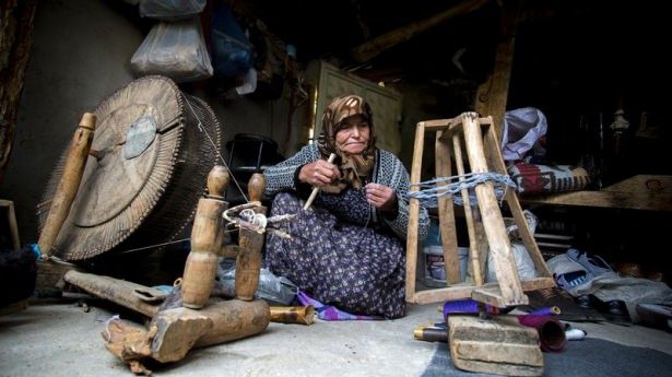 Kumaşa 120 yıllık tezgahta hayat veriyor