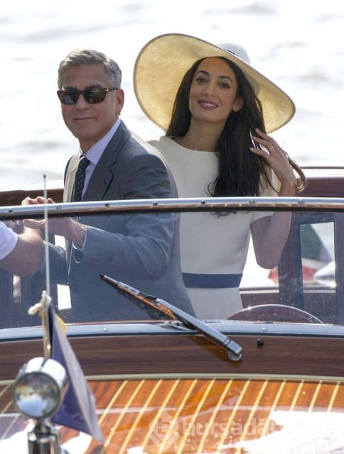 George Clooney eşine şato aldı!
