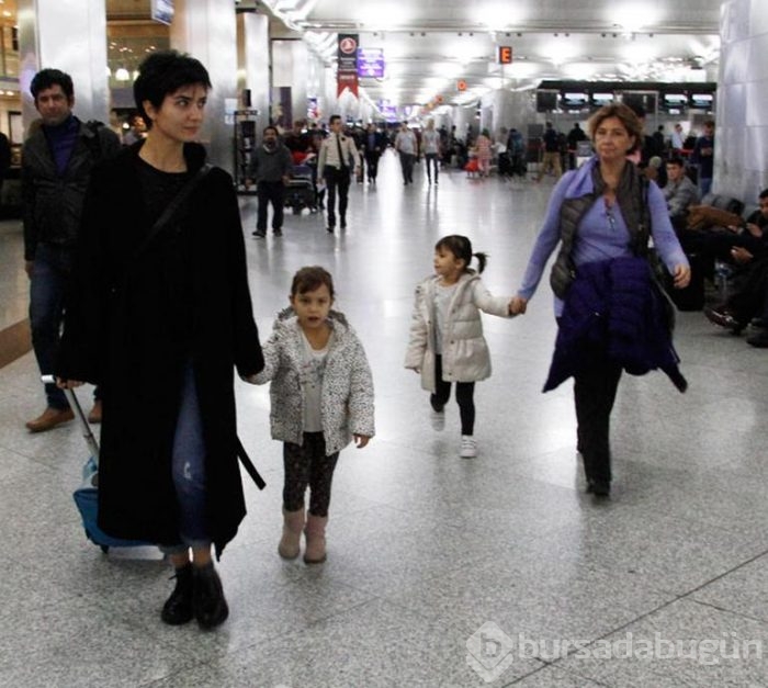 Tuba Büyüküstün ikizlerle Paris'e uçtu