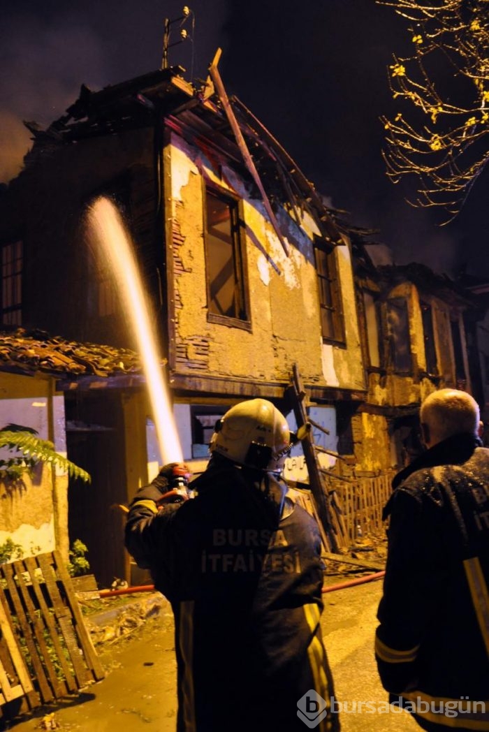 Bursa'da uyuşturucu madde bağımlıları iki tarihi binayı kül etti