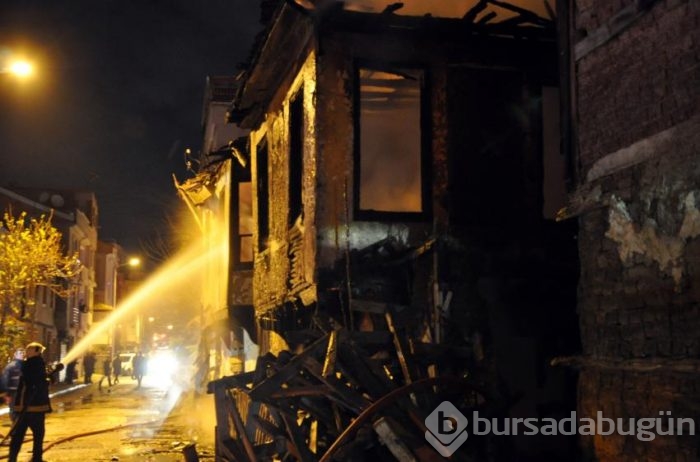 Bursa'da uyuşturucu madde bağımlıları iki tarihi binayı kül etti