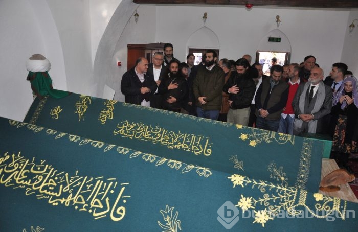 Diriliş ekibi Bursa Geyikli Baba'nın huzurunda	