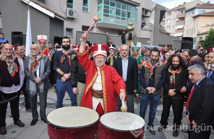 Diriliş ekibi Bursa Geyikli Baba'nın huzurunda	