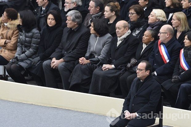 Paris'te herşey bayrak oldu