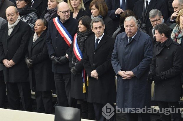 Paris'te herşey bayrak oldu