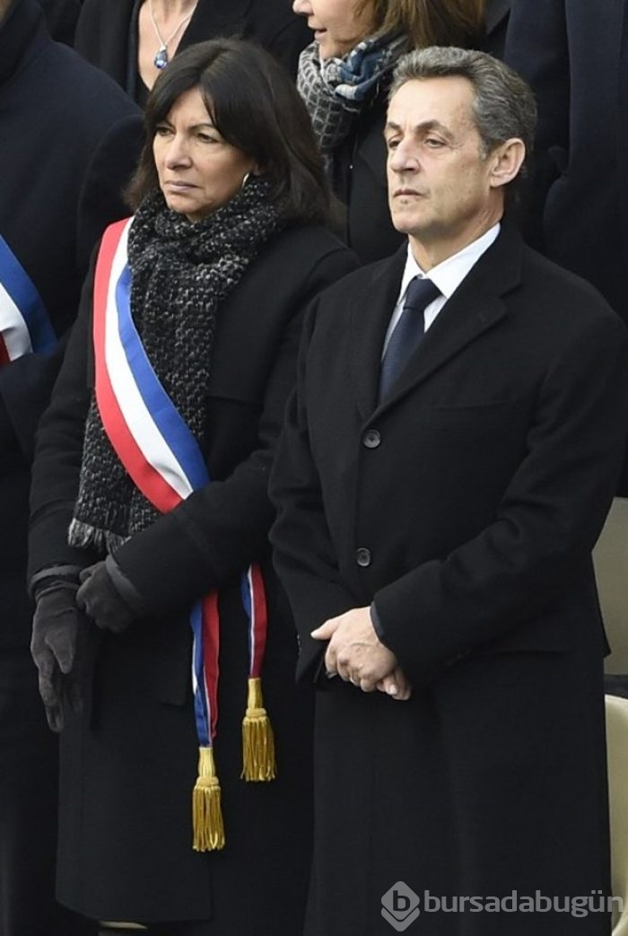 Paris'te herşey bayrak oldu
