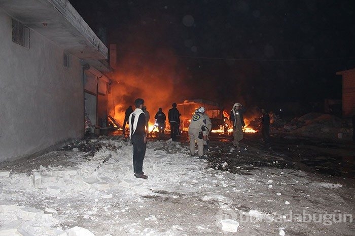 Rus uçakları Azez'de yardım tırlarını bombaladı