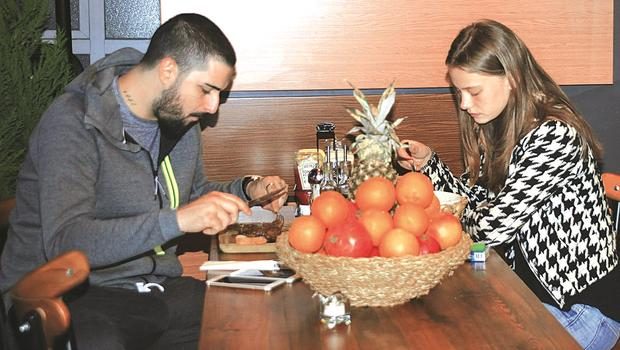 İdo Tatlıses klibinde rol alan güzelle yemekteydi