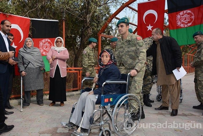 Mehmetçikten Afgan engellilere tekerlekli sandalye yardımı
