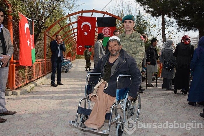 Mehmetçikten Afgan engellilere tekerlekli sandalye yardımı
