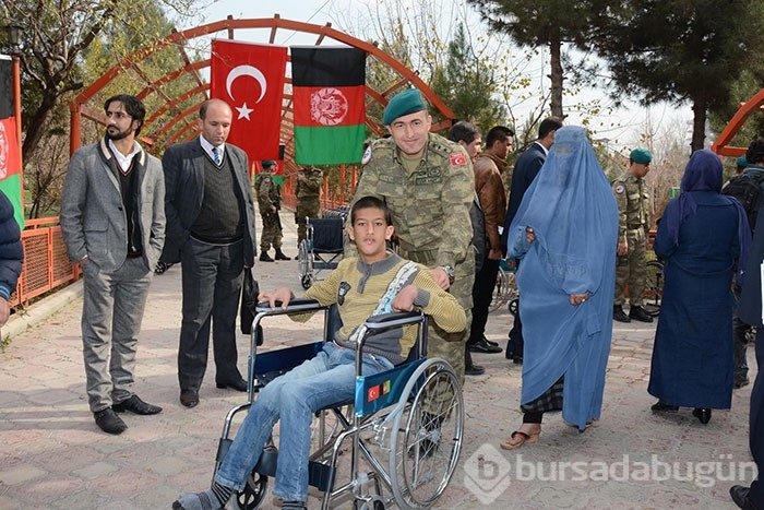 Mehmetçikten Afgan engellilere tekerlekli sandalye yardımı