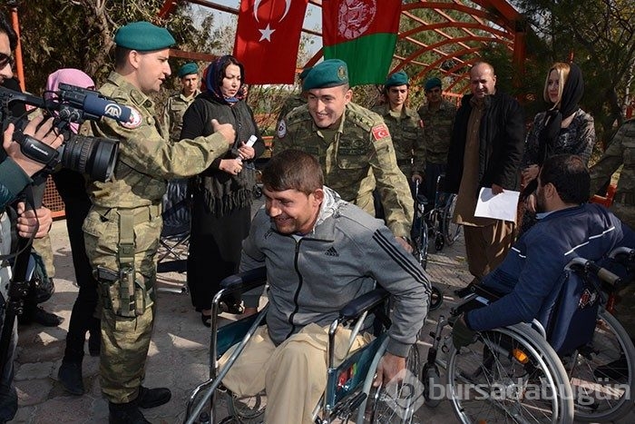 Mehmetçikten Afgan engellilere tekerlekli sandalye yardımı