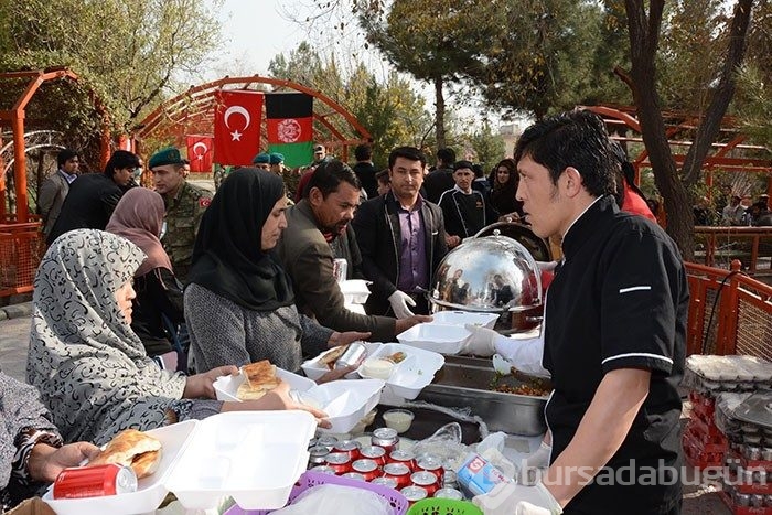 Mehmetçikten Afgan engellilere tekerlekli sandalye yardımı