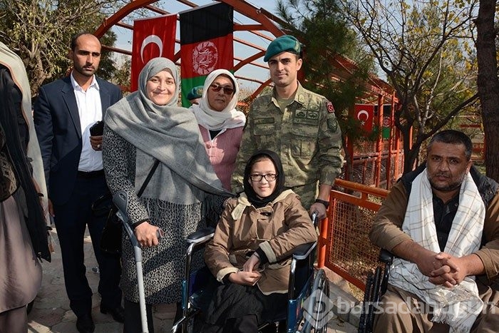 Mehmetçikten Afgan engellilere tekerlekli sandalye yardımı