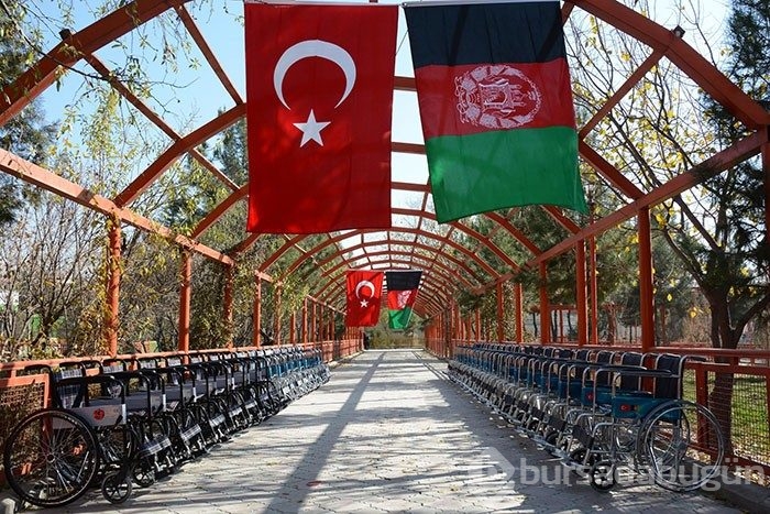 Mehmetçikten Afgan engellilere tekerlekli sandalye yardımı