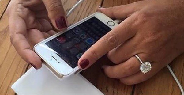 Demet Akalın'ın tek taşını gösterme merakı