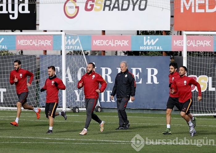 Mustafa Denizli neşteri vuruyor