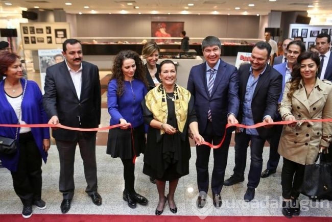 Gül Sunal, eşi adına açılan sergide gözyaşlarını tutamadı