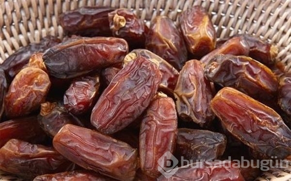 Bir bardak suya hurma koyup için ve...