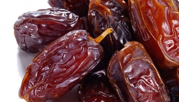 Bir bardak suya hurma koyup için ve...