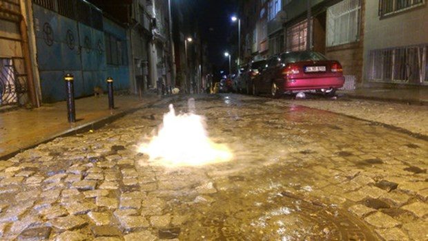 Patlayan şebeke suyu binanın 7. katına ulaştı
