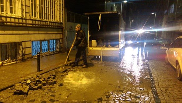 Patlayan şebeke suyu binanın 7. katına ulaştı