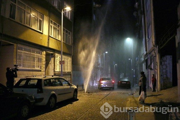 Patlayan şebeke suyu binanın 7. katına ulaştı