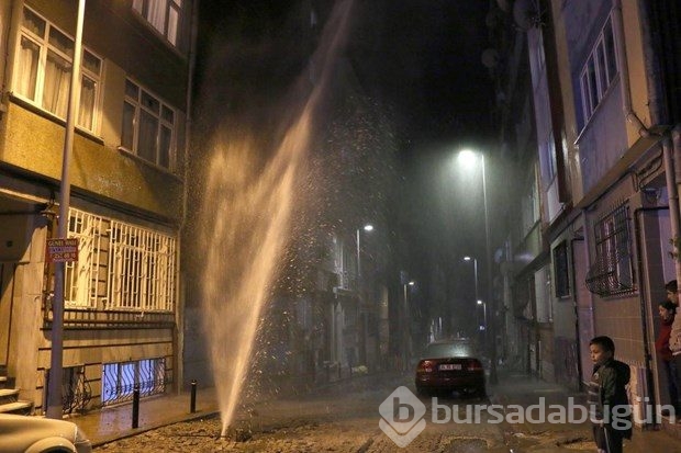 Patlayan şebeke suyu binanın 7. katına ulaştı