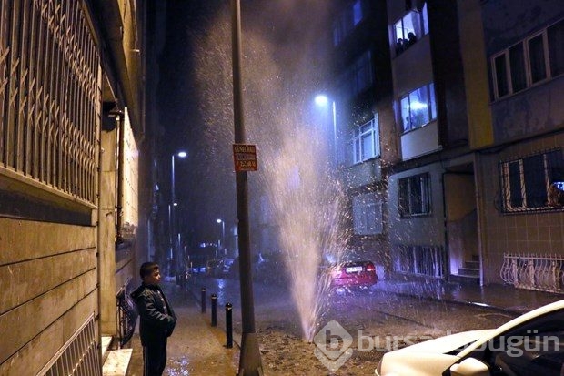 Patlayan şebeke suyu binanın 7. katına ulaştı