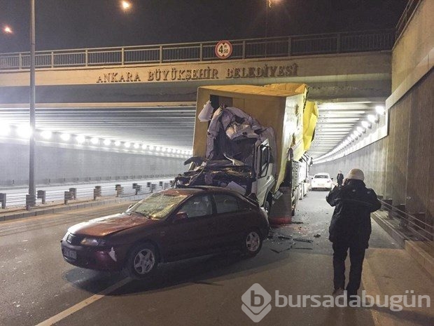 Köprüye takılan TIR'ın üzerindeki araçlar yola düştü