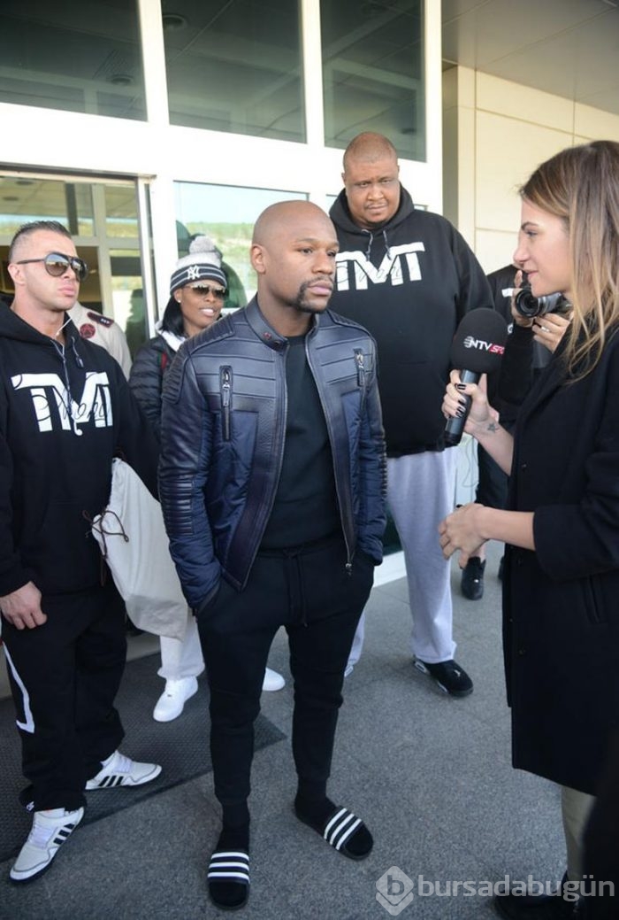 Boks şampiyonu Floyd Mayweather özel jetten terlikle indi