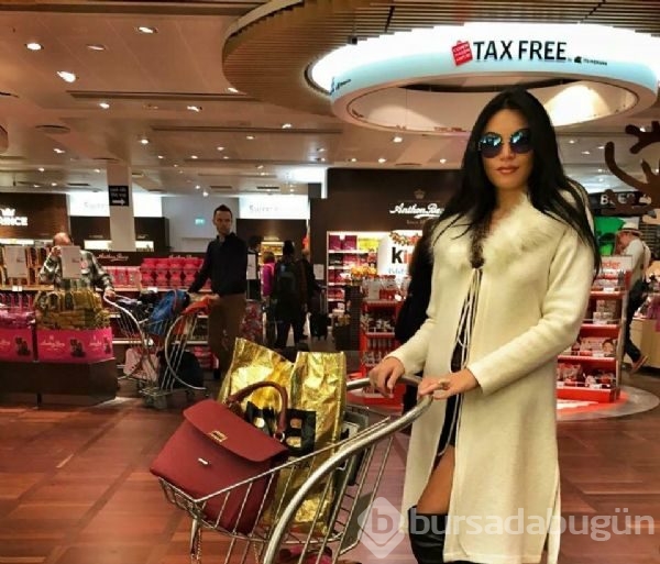 İzmirli avukat modellik de yapıyor