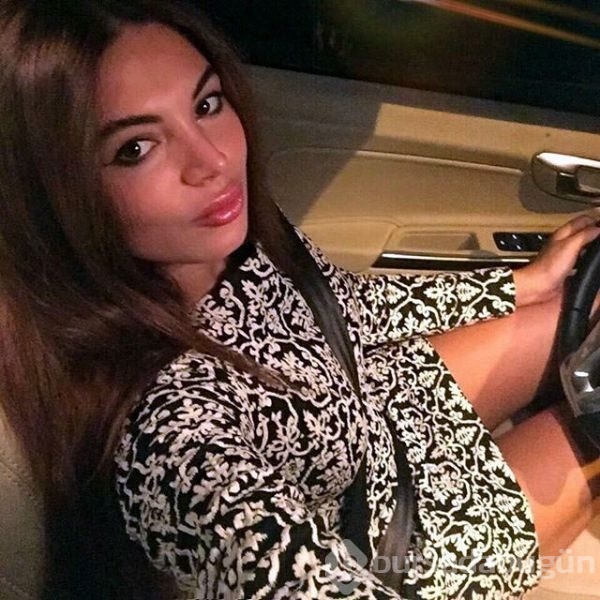 İzmirli avukat modellik de yapıyor