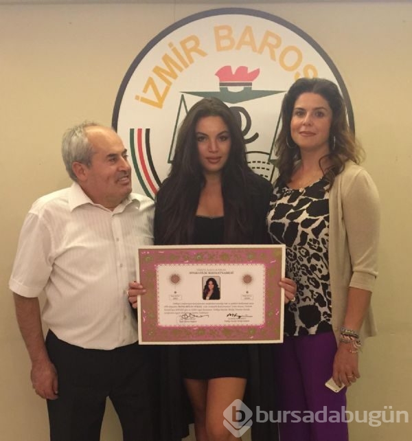 İzmirli avukat modellik de yapıyor