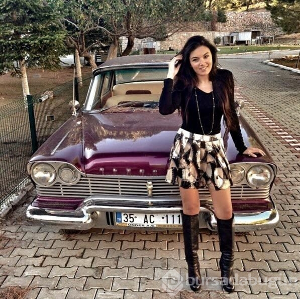 İzmirli avukat modellik de yapıyor