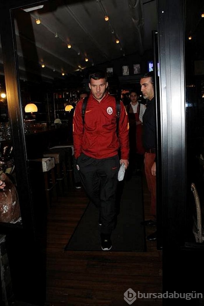 Podolski muhabire tekme attı, küfür etti!