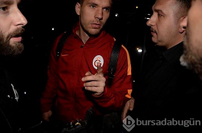 Podolski muhabire tekme attı, küfür etti!