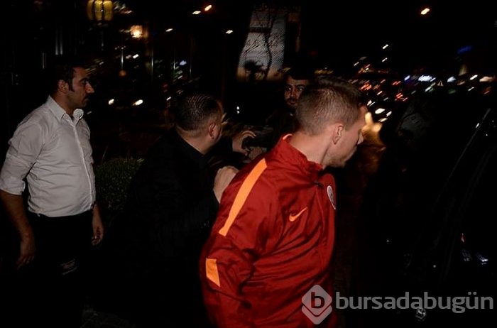 Podolski muhabire tekme attı, küfür etti!