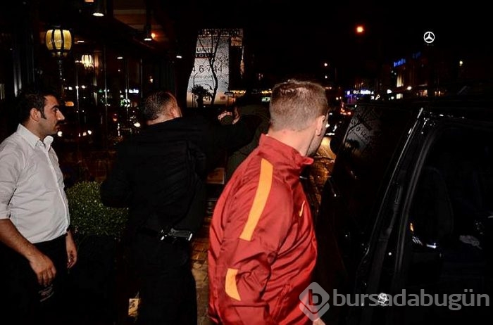 Podolski muhabire tekme attı, küfür etti!