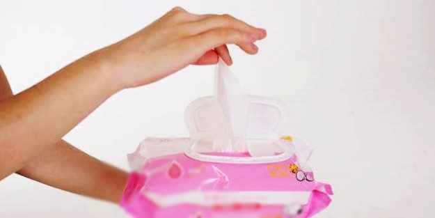 Islak mendil ve lensler mikrop yuvası