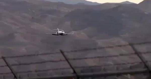 İniş takımları açılmayan uçak gövdesi üzerine böyle indi