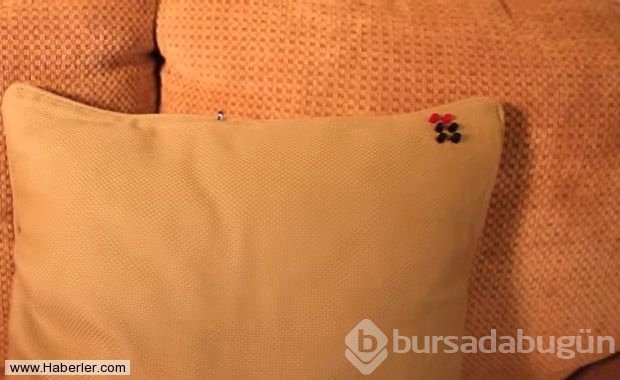 Yastıktan televizyon kumandası yaptı