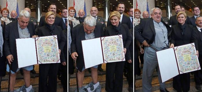 İnsan Hakları Ödülü'nü alırken talihsiz an