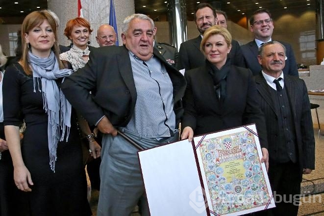 İnsan Hakları Ödülü'nü alırken talihsiz an