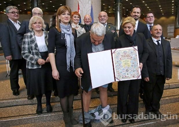 İnsan Hakları Ödülü'nü alırken talihsiz an