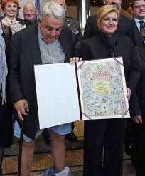 İnsan Hakları Ödülü'nü alırken talihsiz an