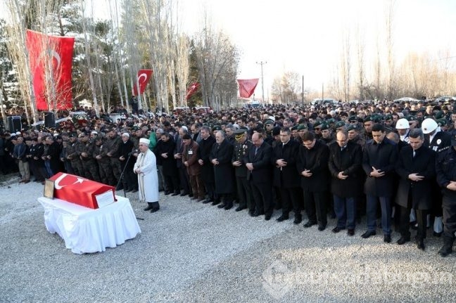 Şehit polis son yolculuğuna uğurlandı