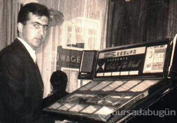 Cep telefonu ve elbiseleriyle defnedildi!