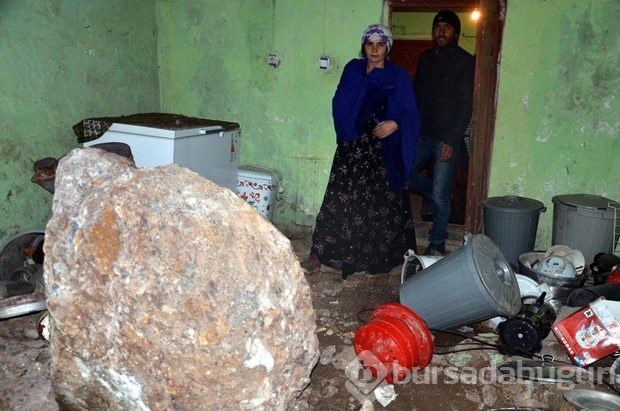 Evin üzerine kaya düştü